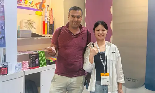 Yogamåtter bliver fokus, og en ny trend inden for sund livsstil vinder popularitet.